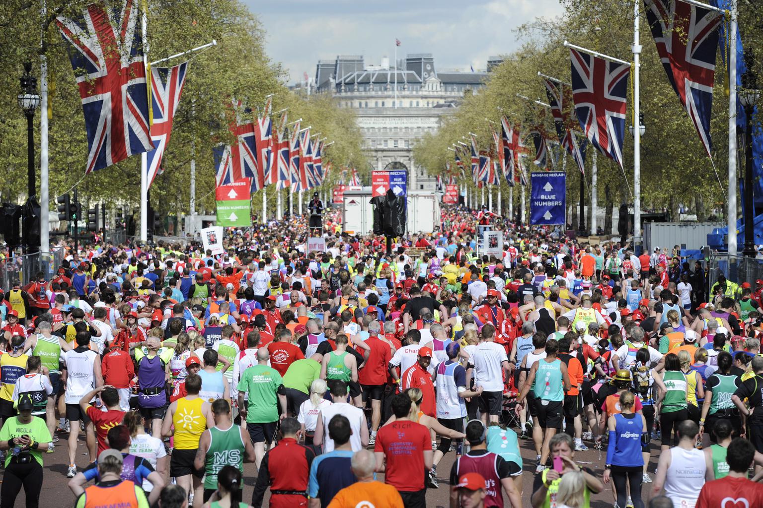 epa03192532 Runners advance to the finish of the 32nd London Marathon on the Mall in London, Britain, 22 April 2012. Seen in background is Admirality Arch. Organisers said that just over 37,500 entrants have registered for the race. EPA/FACUNDO ARRIZABALAGA +++(c) dpa - Bildfunk+++